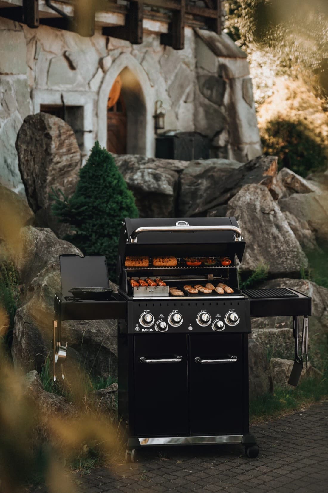 Broil King Gasgrill in einem Garten mit Steinmauer — Außenküchen und Grills