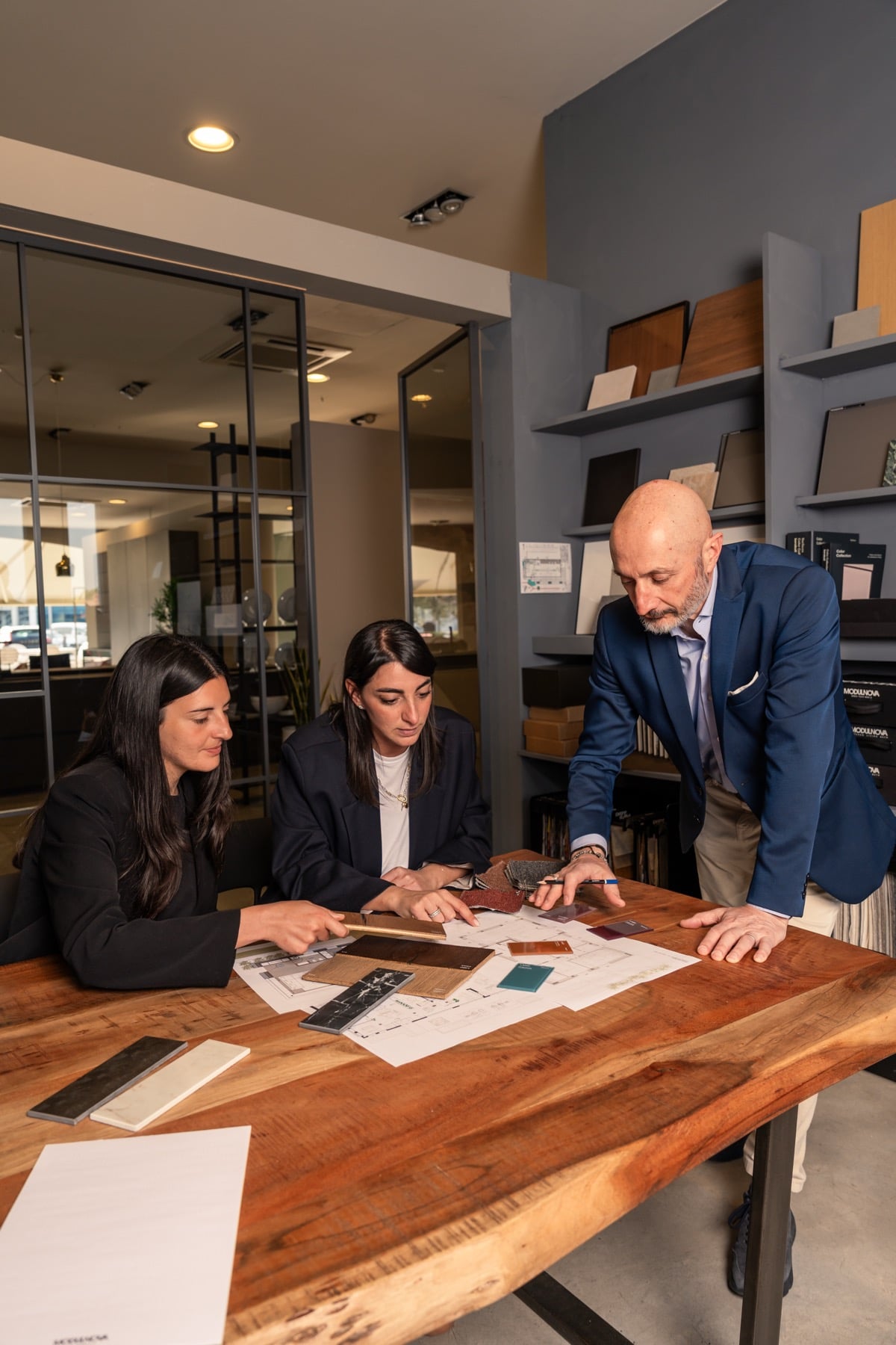 L'Arch. Sergio Besozzi con il team nello showroom Casa & Giardino