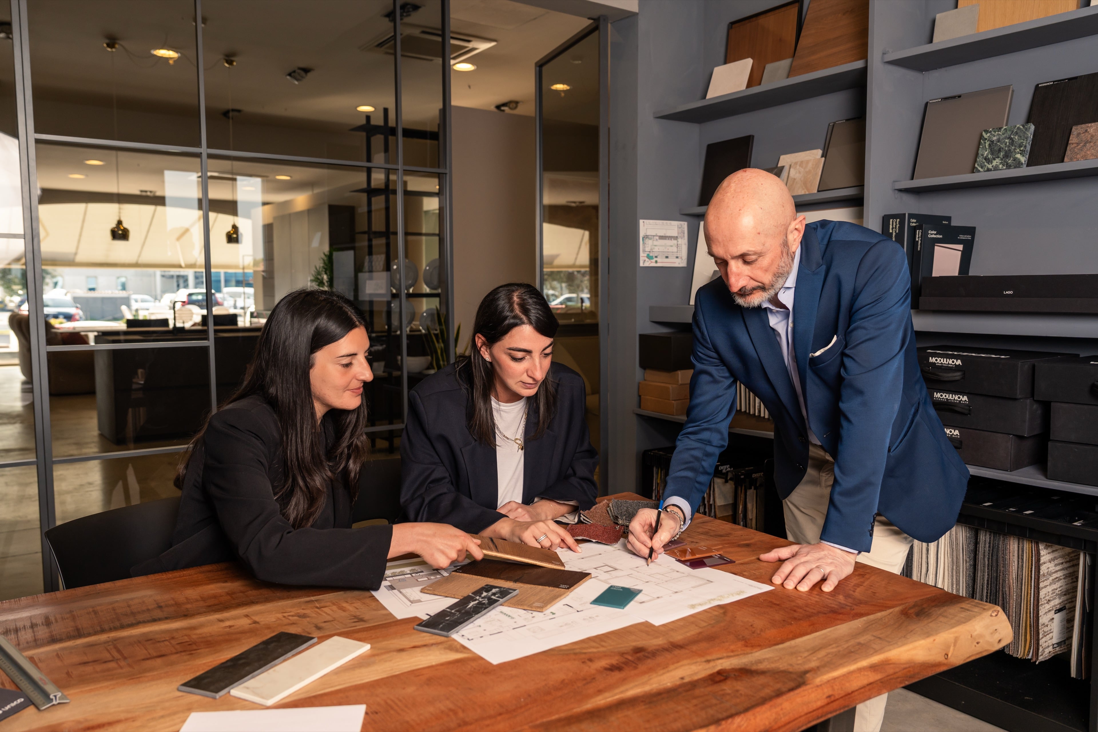 L'Arch. Sergio Besozzi con il team nello showroom Casa & Giardino
